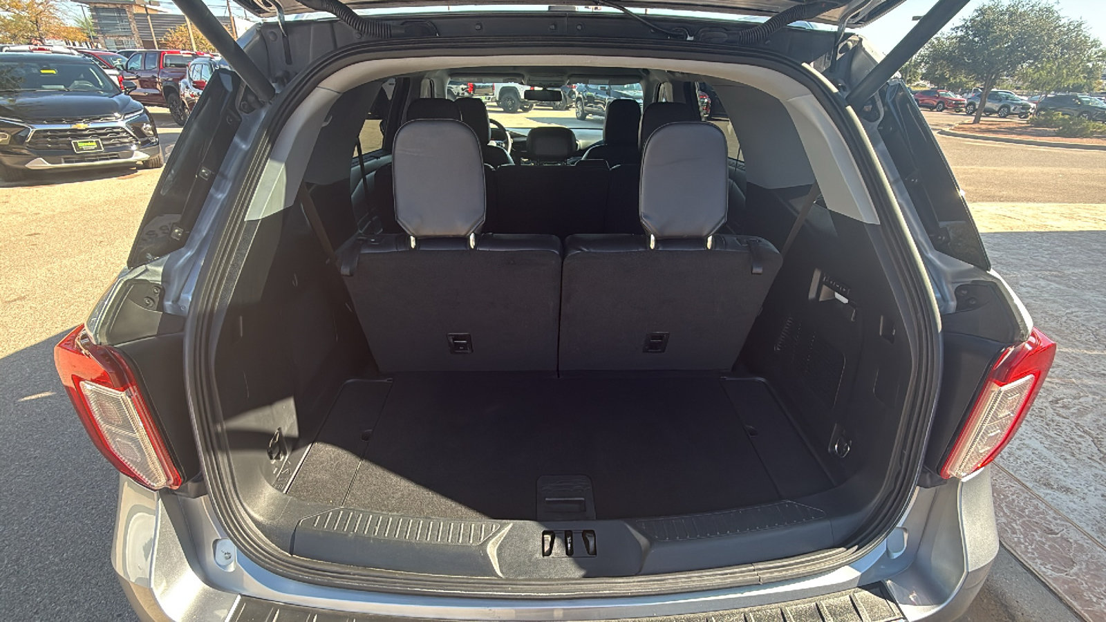 Used 2022 Ford Explorer Limited w/ Equipment Group 301A RWD image 7