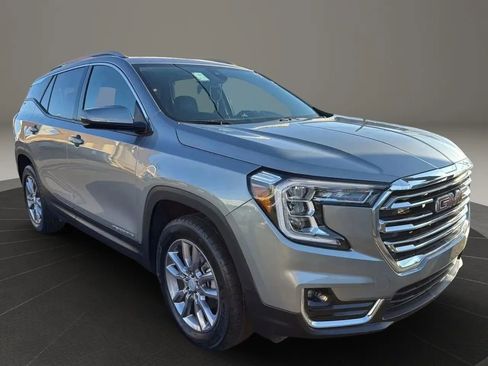 Used 2024 GMC Terrain SLT image 3