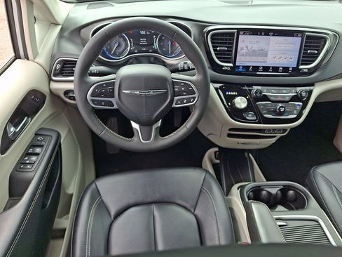 Used 2024 Chrysler Pacifica Touring-L FWD image 11