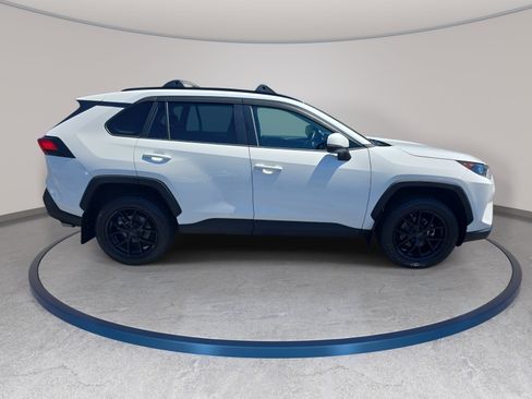Used 2020 Toyota RAV4 LE AWD/4WD image 4