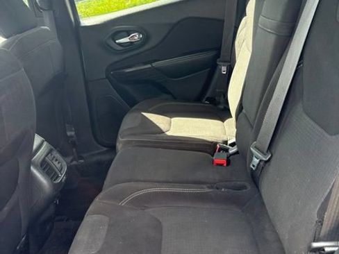 Used 2015 Jeep Cherokee Latitude w/ Comfort/Convenience Group AWD/4WD image 9