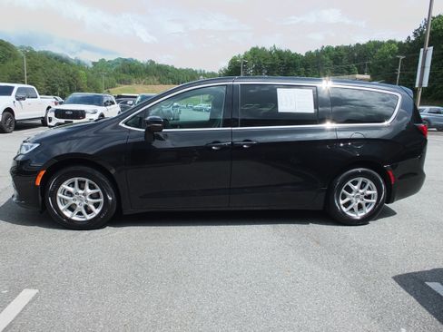 Used 2023 Chrysler Pacifica Touring-L FWD image 6