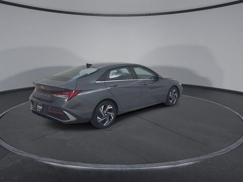 Used 2025 Hyundai Elantra SEL FWD image 17