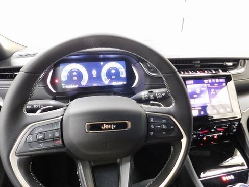 New 2025 Jeep Grand Cherokee Altitude image 7