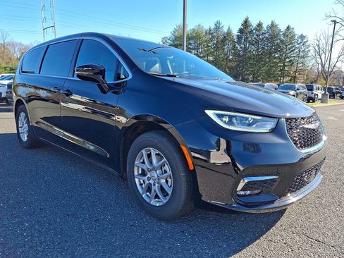 New 2026 Chrysler Pacifica Select image 2