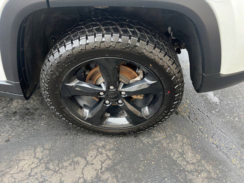 Used 2023 Jeep Grand Cherokee Limited w/ Luxury Tech Group II image 10