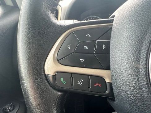 Used 2016 Jeep Renegade Latitude w/ Cold Weather Group FWD image 14