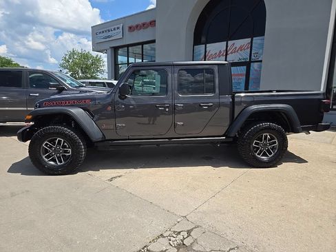 Used 2026 Jeep Gladiator Mojave AWD/4WD image 6