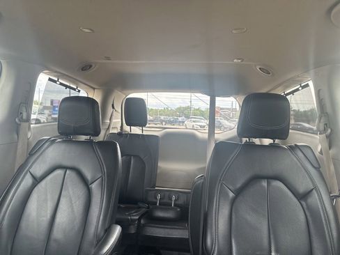 Used 2022 Chrysler Pacifica Touring-L FWD image 22