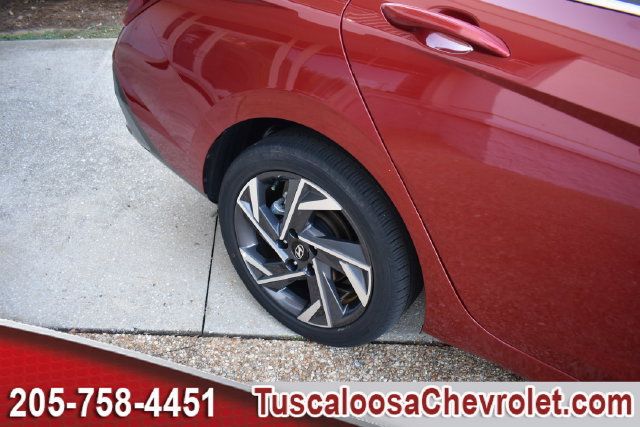 Used 2025 Hyundai Elantra Limited FWD image 15