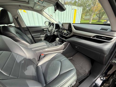 Used 2023 Toyota Highlander XLE image 38