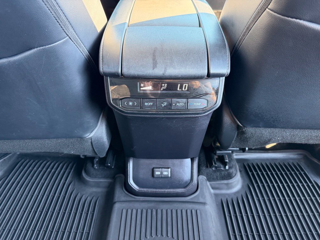 Used 2022 Toyota Highlander XLE AWD/4WD image 15