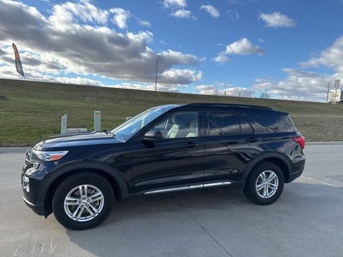Used 2023 Ford Explorer XLT w/ Equipment Group 202A image 7