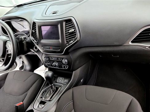 Used 2019 Jeep Cherokee Latitude w/ Popular Appearance Group image 16