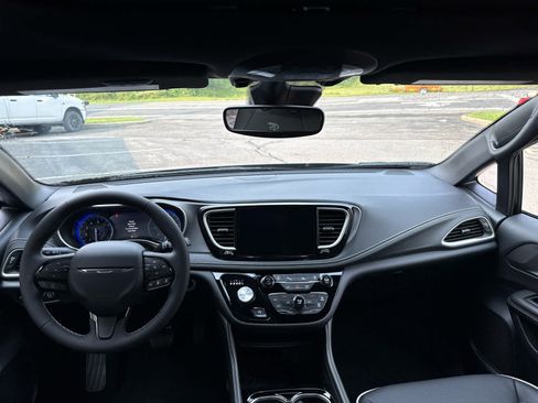 New 2027 Chrysler Pacifica Limited AWD/4WD image 19