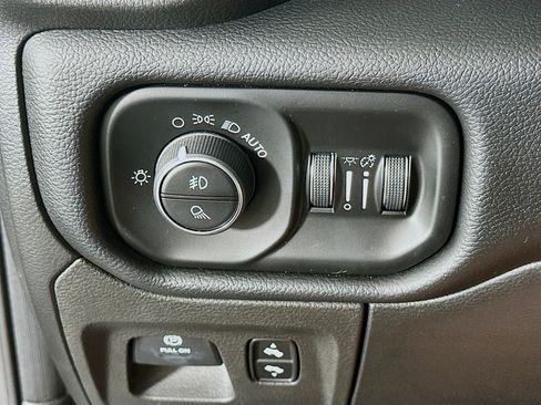 Used 2019 RAM 1500 Laramie RWD image 17
