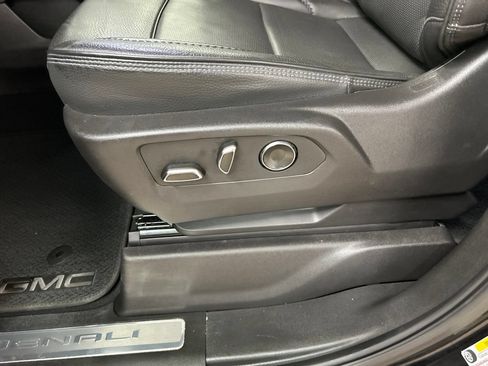 Used 2025 GMC Sierra 1500 Denali w/ Technology Package AWD/4WD image 11