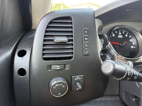 Used 2011 Chevrolet Silverado 2500 LT w/ Interior Plus Package image 27