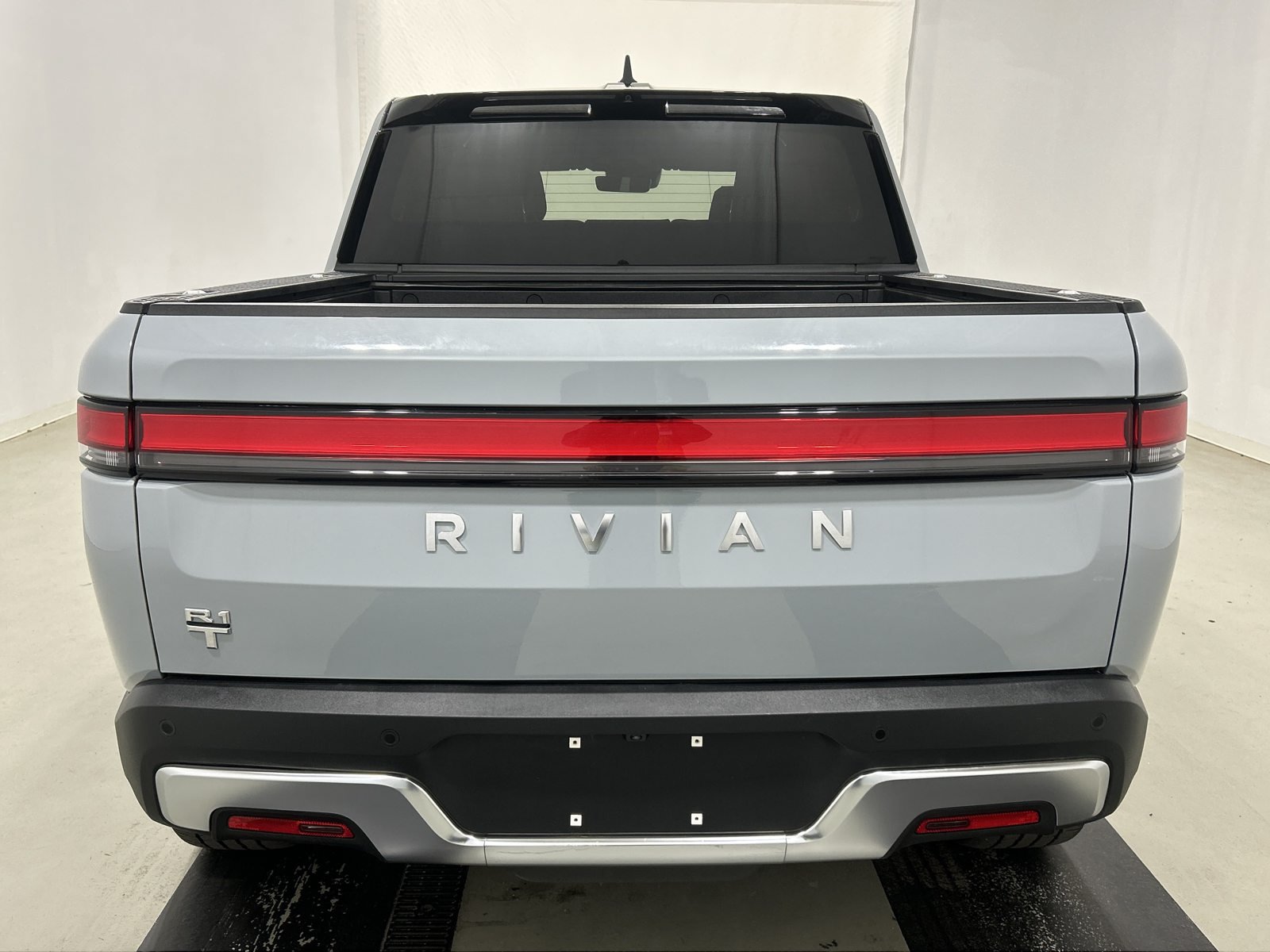 Used 2023 Rivian R1T Adventure Dual AWD/4WD image 4
