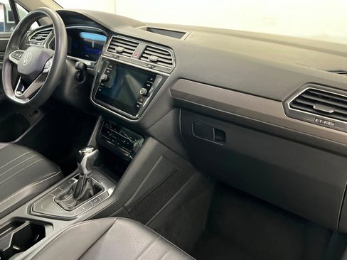Used 2024 Volkswagen Tiguan SE FWD image 25