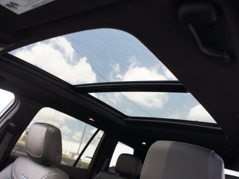 Used 2024 Cadillac XT6 Luxury w/ LPO, Floor Liner Package AWD/4WD image 6