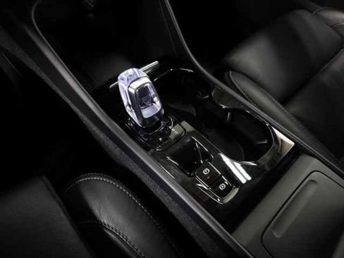 Certified 2023 Volvo XC40 B5 Ultimate w/ Protection Package Premier image 33