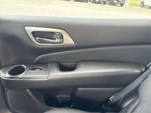 Used 2020 Nissan Pathfinder SV image 23