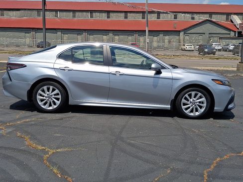 Used 2024 Toyota Camry SE FWD image 9