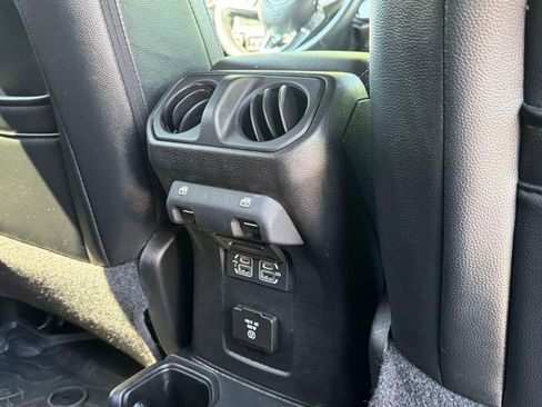 Used 2018 Jeep Wrangler Unlimited Sahara AWD/4WD image 17