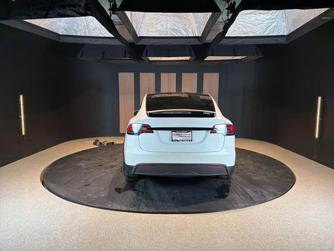 Used 2022 Tesla Model X Plaid image 4