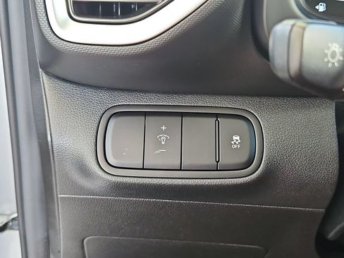 Used 2025 Hyundai Venue SEL FWD image 15