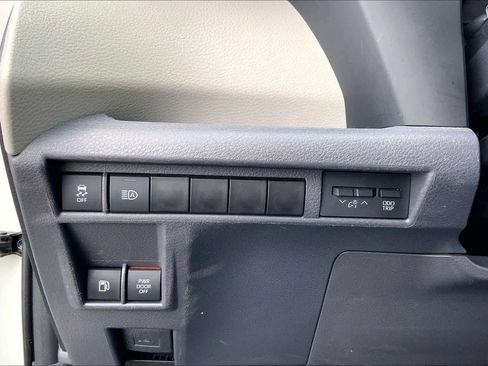 Used 2021 Toyota Sienna XLE FWD image 32
