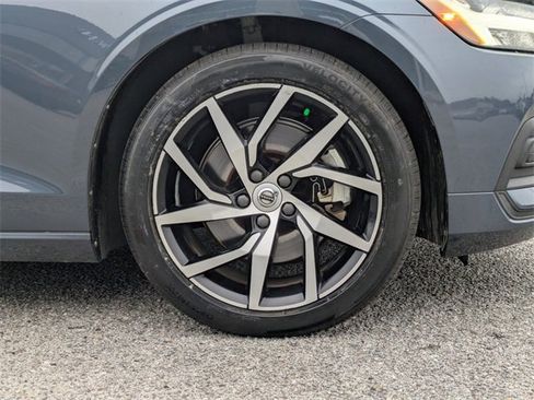 Used 2020 Volvo V60 T5 Momentum image 11