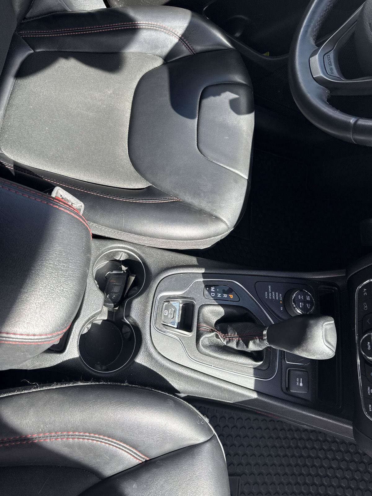 Used 2019 Jeep Cherokee Trailhawk AWD/4WD image 27