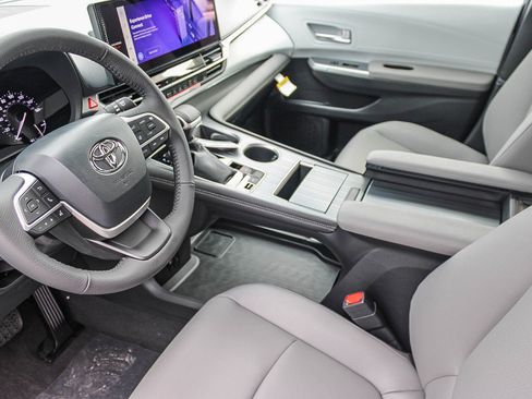 New 2026 Toyota Sienna XLE image 19