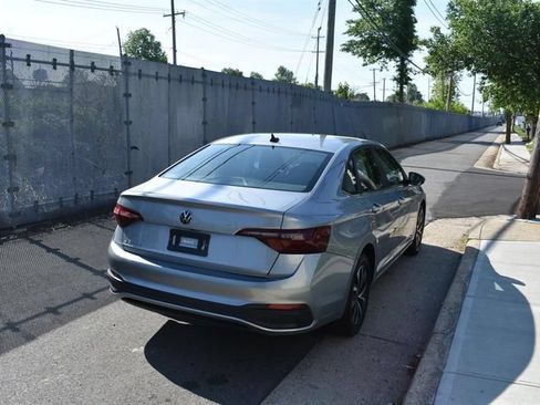 Used 2024 Volkswagen Jetta SE FWD image 4