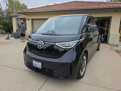 Certified 2025 Volkswagen ID. Buzz Pro S RWD image 4