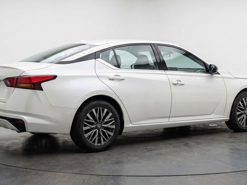 Used 2025 Nissan Altima 2.5 SV FWD image 9