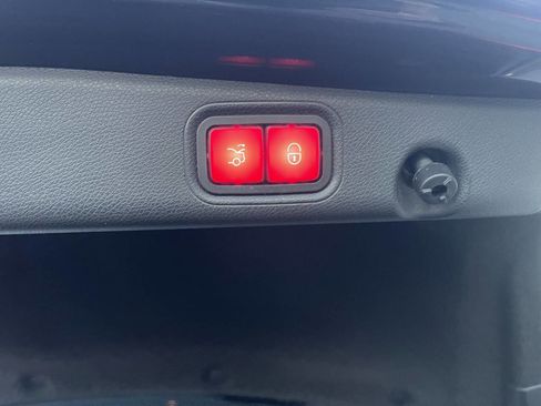 Used 2017 Mercedes-Benz E 300 4MATIC image 8