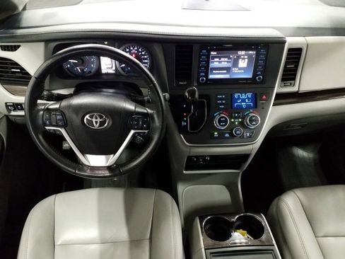 Used 2020 Toyota Sienna XLE image 3