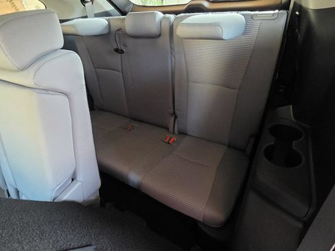 Used 2023 Toyota Highlander LE AWD/4WD image 14