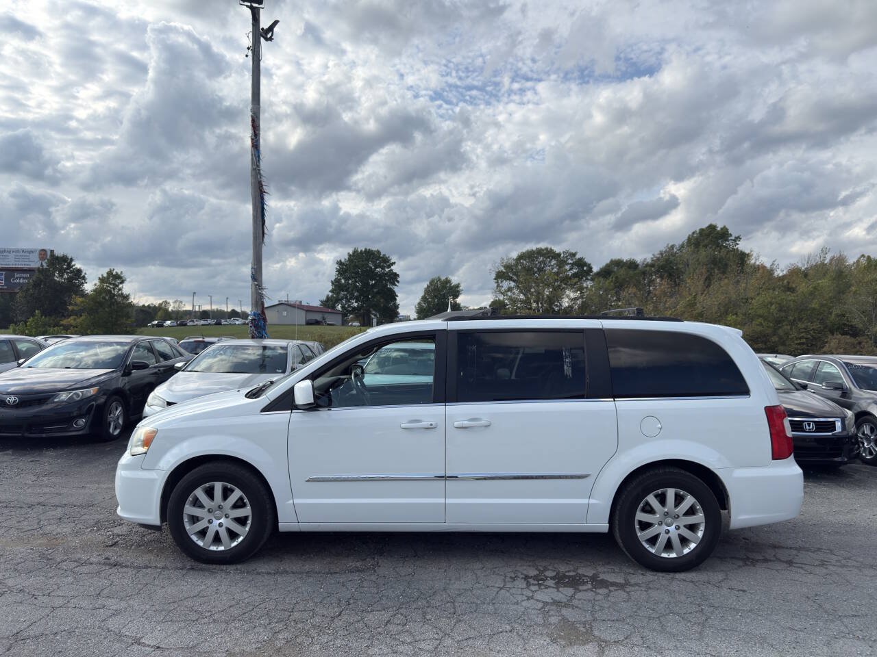 Used 2014 Chrysler Town & Country Touring FWD image 3
