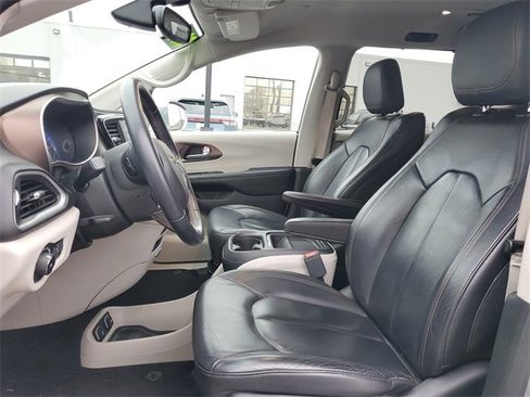 Used 2017 Chrysler Pacifica Touring-L image 16