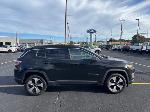 Used 2018 Jeep Compass Latitude w/ Popular Equipment Group AWD/4WD image 4