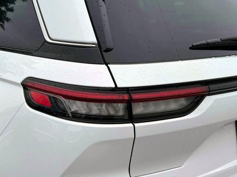 Used 2024 Jeep Grand Cherokee Limited 4xe image 9