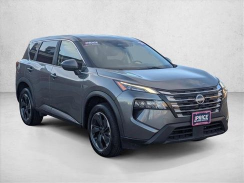 Used 2024 Nissan Rogue SV image 3