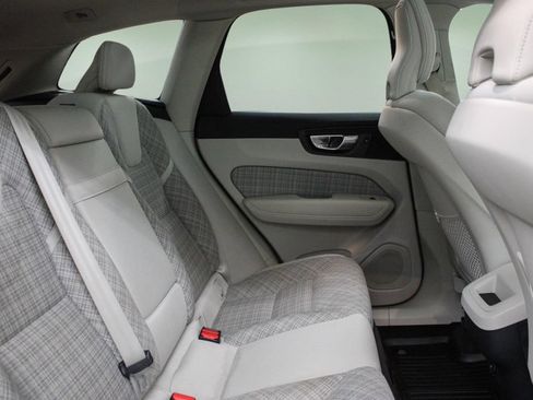 Used 2022 Volvo XC60 B5 Momentum w/ Advanced Package FWD image 27