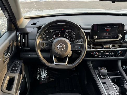 Used 2024 Nissan Pathfinder SV image 15