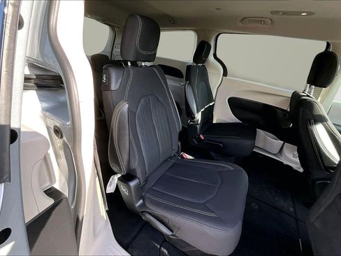 Used 2022 Chrysler Voyager LX image 16