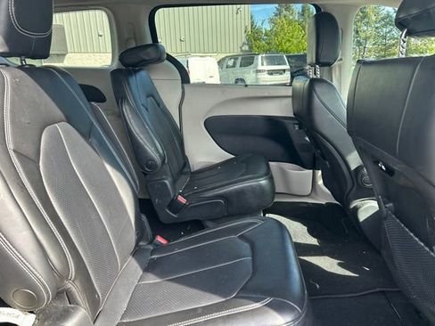 Used 2023 Chrysler Pacifica Touring-L AWD/4WD image 8